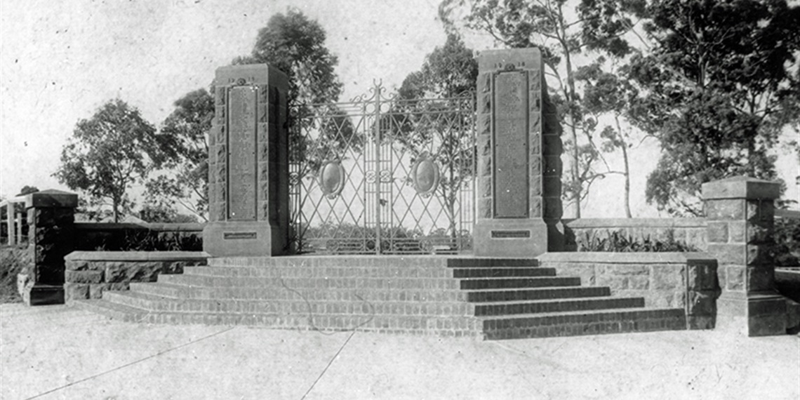 42Turramurra-Park-memorial-gates-ca.1928.jpg